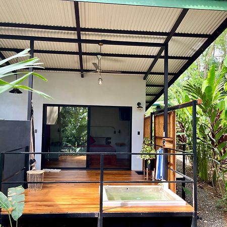 Industrial Studio With Private Jacuzzi อูวีตา ภายนอก รูปภาพ