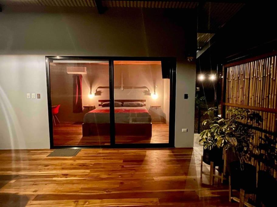 Industrial Studio With Private Jacuzzi อูวีตา ภายนอก รูปภาพ