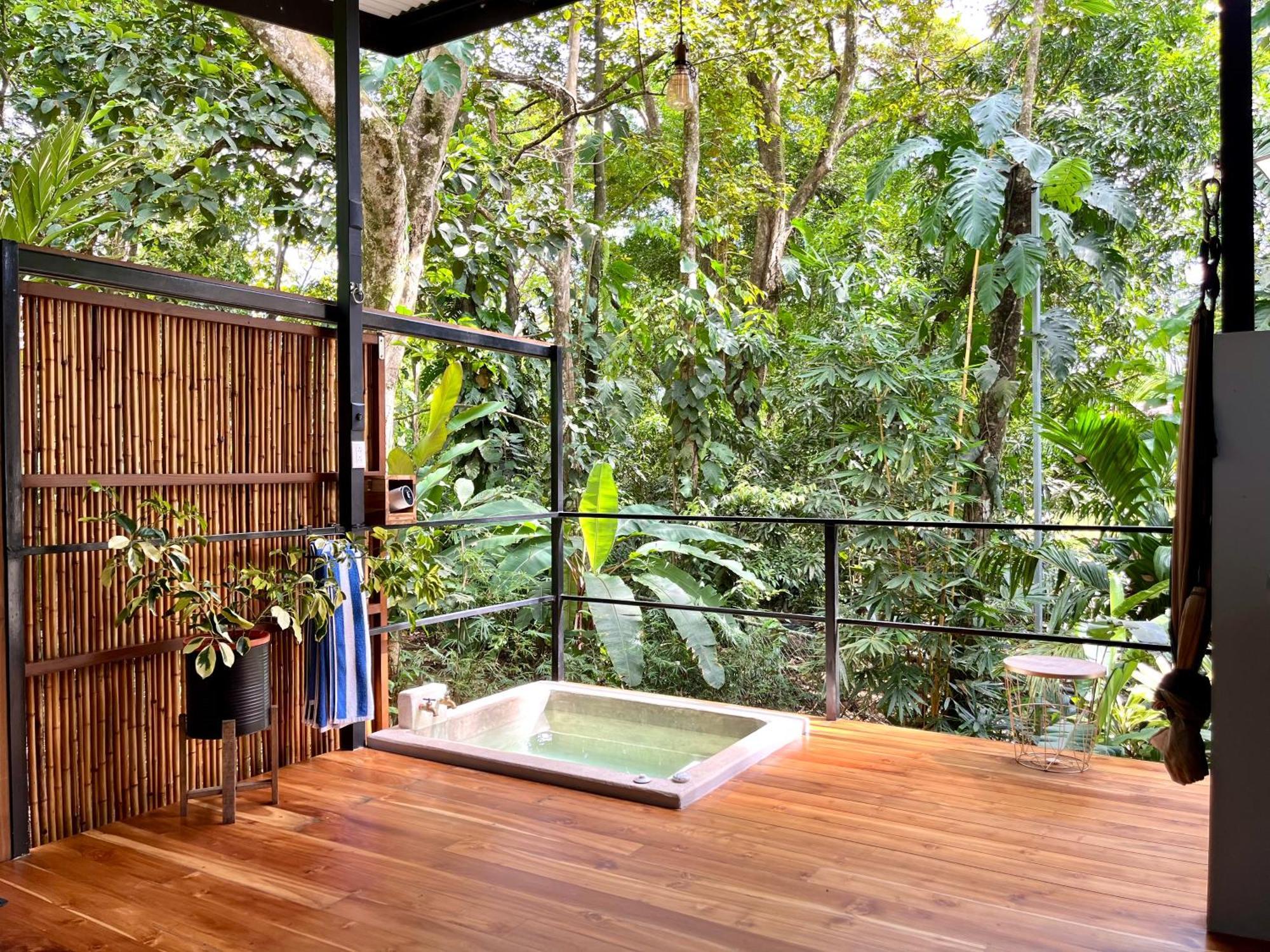 Industrial Studio With Private Jacuzzi อูวีตา ภายนอก รูปภาพ